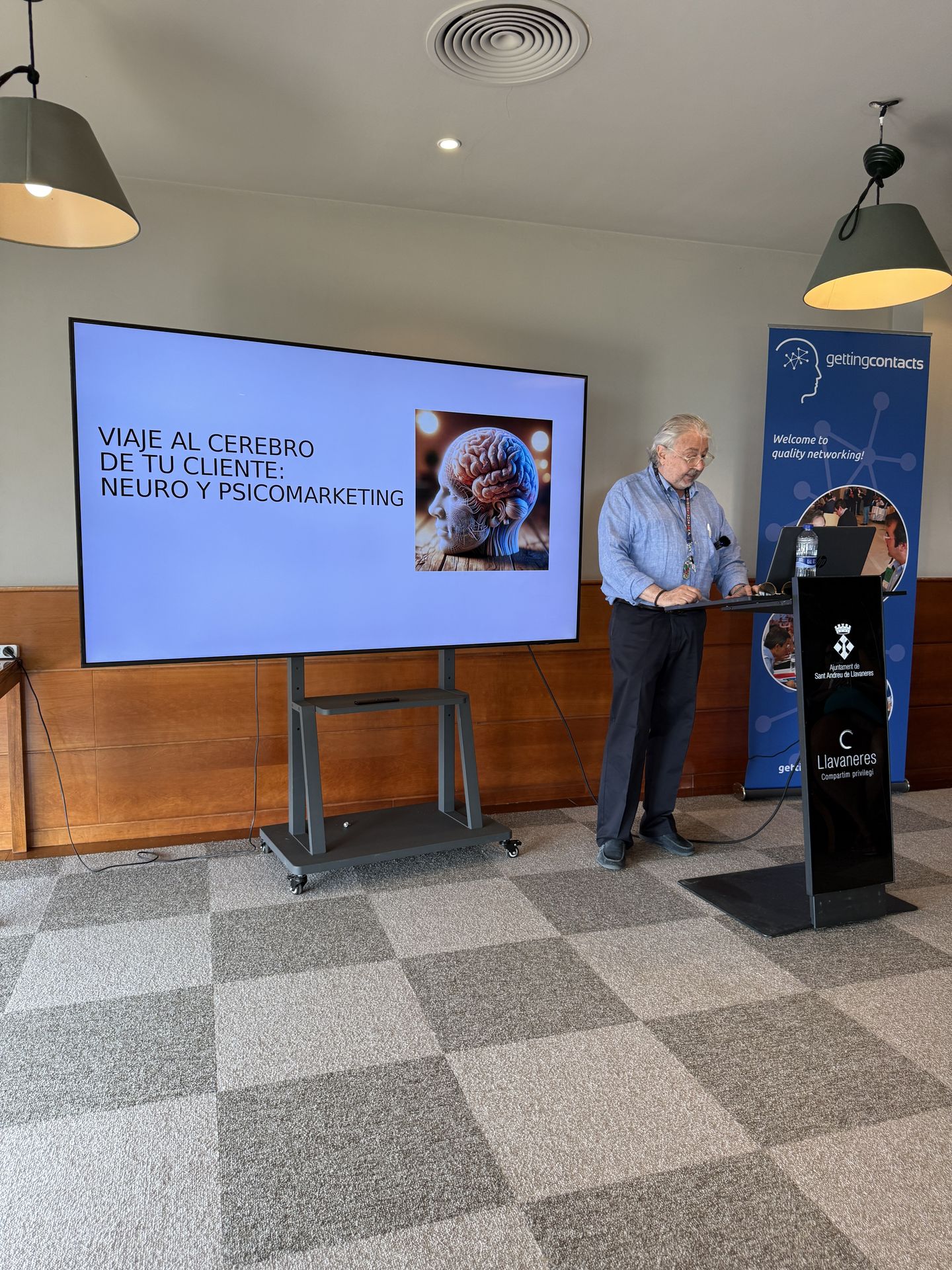 César T. Gil Mirando el ordenador