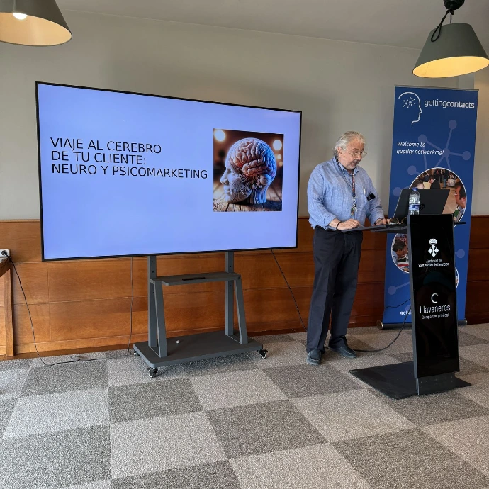 César T. Gil dando una clase