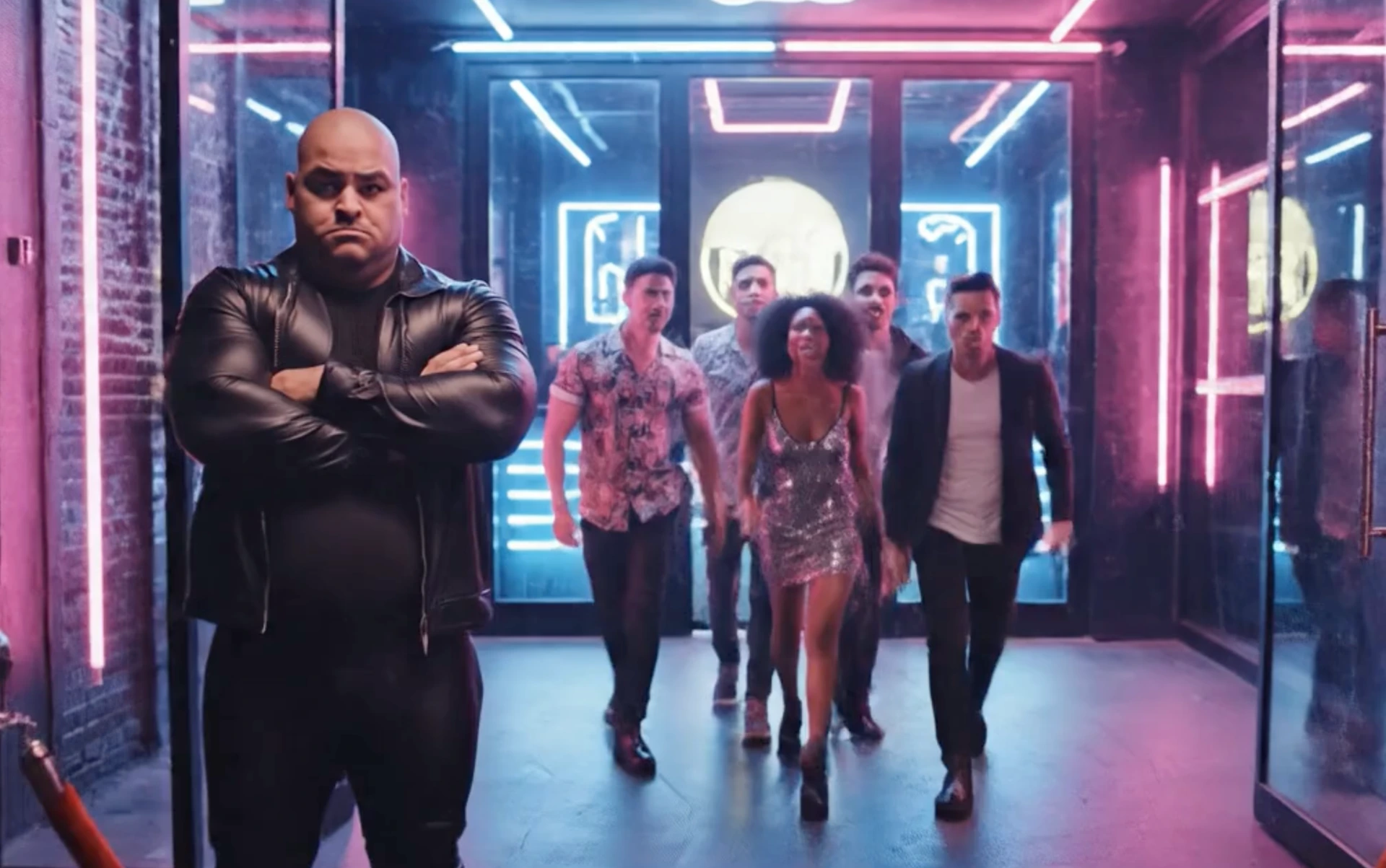 Chicos intentando entrar en una discoteca. Neuromarketing. Publicidad Híbrida.